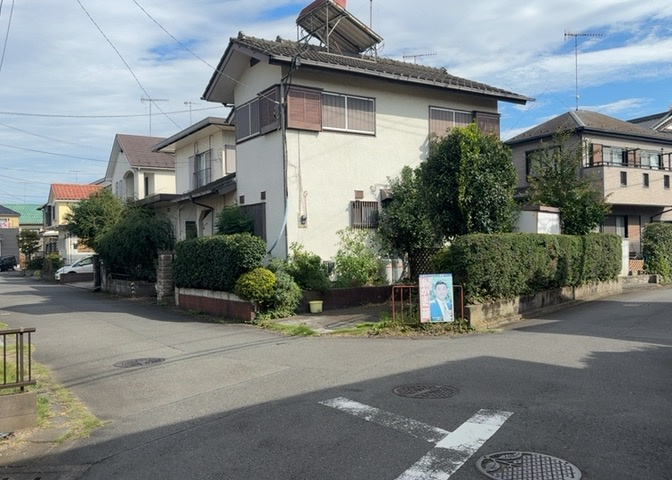 道幅が広い場所は日当たりや風通が良好です。幅が広いのですれ違いも可能ですし大きな車でも駐車可能！一方で、大型車が通ることも多くなるため交通量の増加により騒音に繋がります。また土地の値段が高くなります。