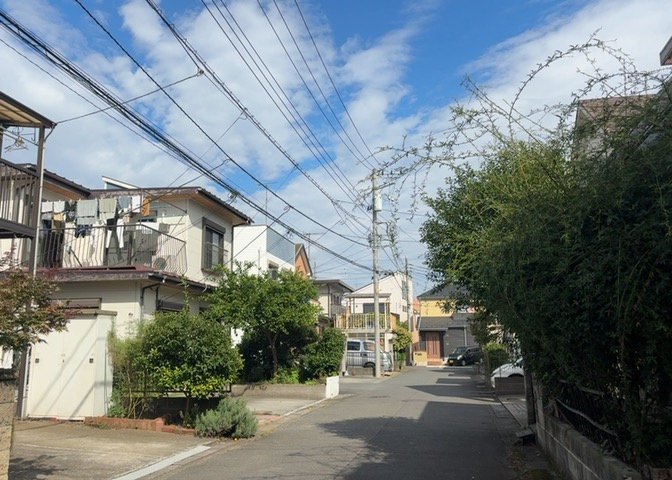 桜や紅葉の名所に出かける人は多いと思いますが、家にいながら季節の移ろいを感じる生活を送りませんか？リビングや窓から見える景色が生活を彩るワンポイントに！現地から見える景色を堪能してみては如何でしょう。
