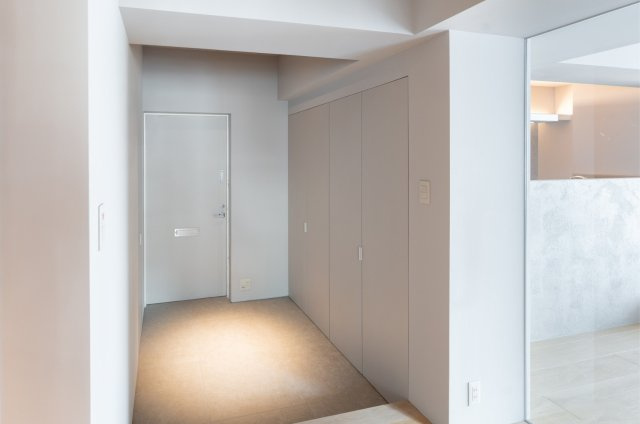 ゆとりある土間に大容量のシューズボックスを設置。美しく整った空間が、来客を上質に迎える玄関です。