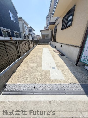 カースペース縦列2台可能（車種による）