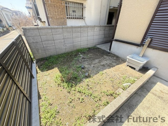 ちょっとしたガーデニングも楽しめるお庭付きです