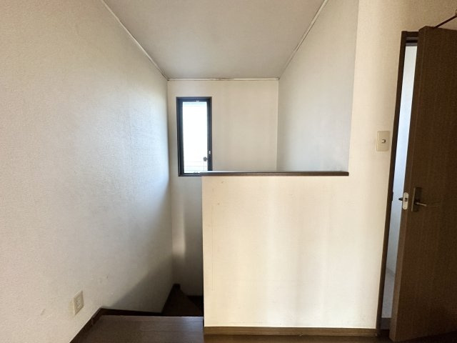 窓付きで明るさを確保した階段・2階ホール部分。上下階の移動も安心感があり、自然光が入ることで閉塞感を感じにくい造りです。各居室への動線も分かりやすく、日常生活がスムーズに行える実用的な空間です。