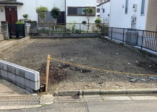 バルコニーは、室外の専用スペースのうち、「屋根がなく開放された空間」であるものを指します。ベランダより広いタイプのものが多く、日当たりもよいため家庭菜園などを楽しみたい人にとって適した環境となります。