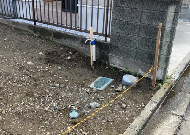 敷地内には、散水栓や立水栓があります。水道水を直接利用できるため、水を運ぶ手間を省くことが出来ます。大量の水を必要とする洗車作業や清掃などに役立ちます。その他設備とあわせて、現地でご確認ください。