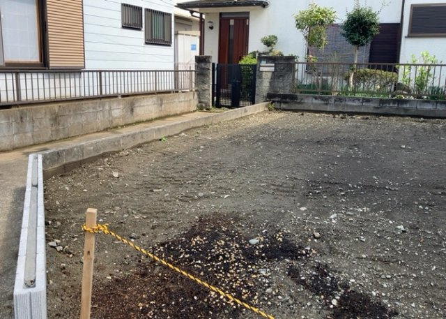 現地に行くなら、物件の周囲の地形がどうなっているかを見ることも大切です。周辺より低くなっている土地では、大雨などで水が集まりやすいため、地盤が弱くなっているということも考えられるため、注意が必要です。