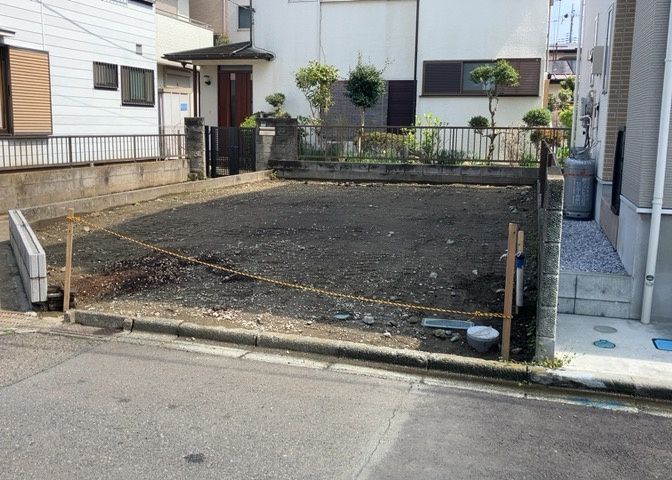 道幅が狭い場所は比較的土地の値段が低いことが多く、また交通量が少ないため騒音が少なく静かな環境で過ごせます。また、小さいお子様がいるご家庭も安心です。一方で車の駐車が難しいというデメリットもあります。