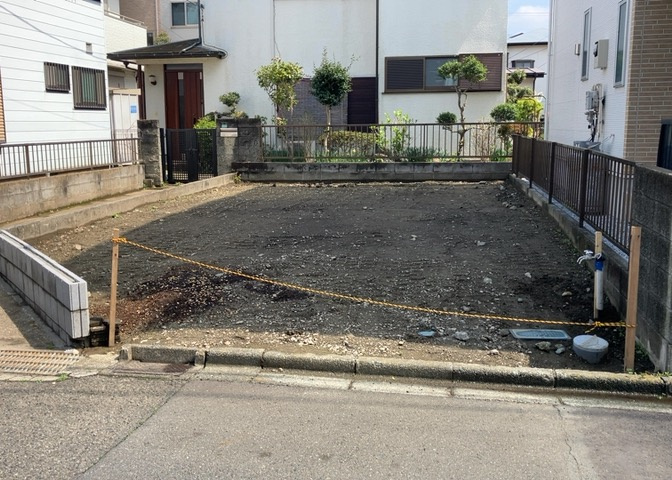 道幅が広い場所は日当たりや風通が良好です。幅が広いのですれ違いも可能ですし大きな車でも駐車可能！一方で、大型車が通ることも多くなるため交通量の増加により騒音に繋がります。また土地の値段が高くなります。