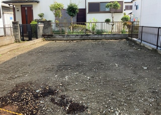 現在は更地となっています。現地をご見学に行く際は、道路の幅や周辺の交通量、施設などをご確認頂くことをおすすめします！ある程度イメージをつけたいという場合は、同売主の施工事例や完成パースもお見せします。