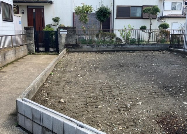 庭のある家に住むことのメリットとして、子どもたちの遊び場を確保できること、ガーデニングや家庭菜園を楽しめること、明るさを確保できることがあります。また、配置を工夫することでプライバシーが確保できます。