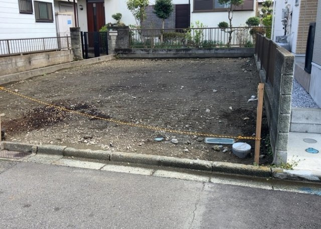 玄関は、狭すぎると複数人で使いにくく、広すぎても無駄な空間になりがちです。最低2畳を目安にして、家の広さとの兼ね合いや家族の人数を考慮して決めるとよいでしょう。現地を見学して快適な玄関を選びましょう！