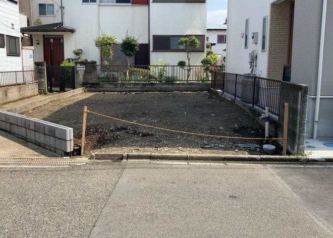 お持ちの車種によっては前面道路が広い方が便利でしょう。しかし、前面道路が広ければその分交通量が多くなるため、騒音などが気になる場合があります。実際に現地を見学し、周辺交通量や騒音などを確認しましょう！