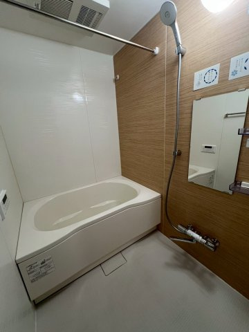 ゆったりとした時間を過ごせる、癒しのお風呂場。　木のアクセントクロスが、心地よい雰囲気を引き立てます。