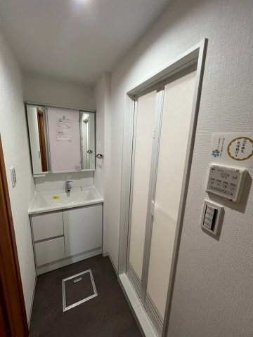 清潔感のあるすっきりとした洗面スペース。　三面鏡付きの洗面台を採用しており、身支度も快適です。　鏡裏収納も備え、生活感を抑えた空間を演出できます。
