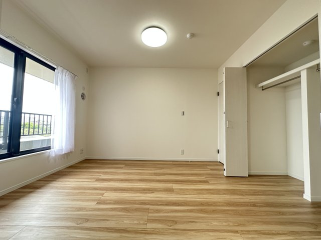 6帖の洋室になります。大きな窓と、収納が備わっていて明るい使い心地のよさそうな洋室です。