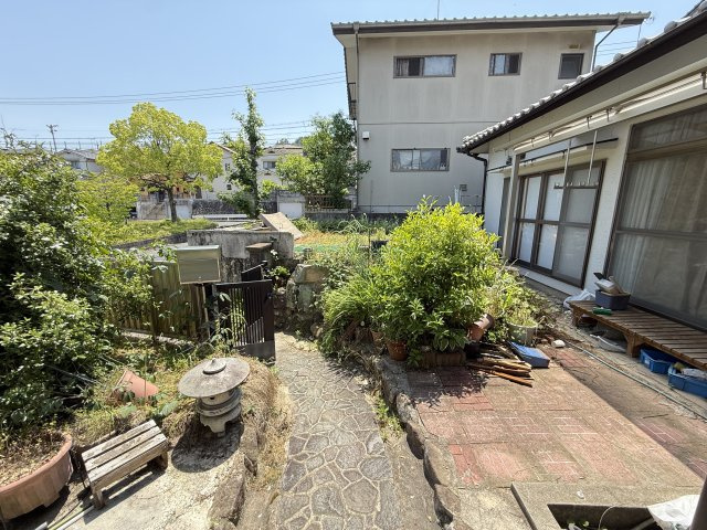 現地では敷地の広さや陽当たりを体感いただけます。現況渡しのため、建物を活かした利用や建替え用地としてなど、幅広い活用方法をご検討可能。周辺は静かな住宅街で、ゆったりとした住環境。