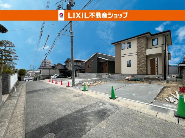 広々とした駐車スペースは並列3台可能。BBQや洗車、お子様の外遊びも存分に楽しめる広さが魅力です。