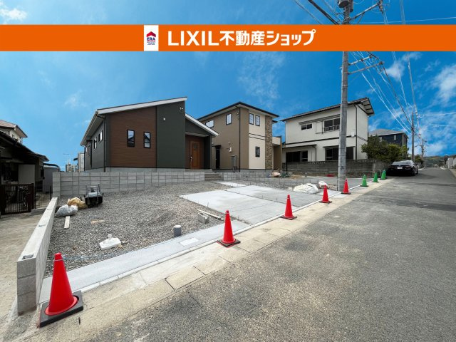 人気の平屋×広々敷地！並列3台駐車可能なスペースを確保。開放感あふれる住環境でゆとりある暮らしを。