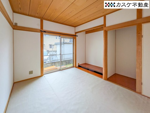 床の間のある和室。続き和室なので扉を開放すれば、開放感たっぷりの空間になります。