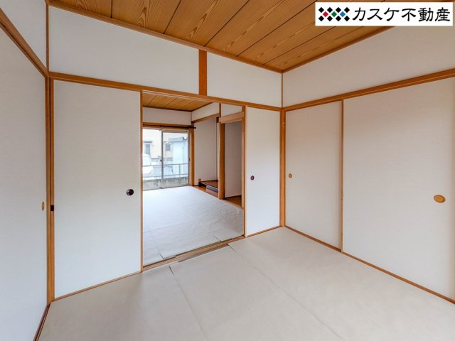 玄関横の和室は来客時など、リビングを通らずお通しできるのでプライベートが守られます。充分な収納スペースもあります。