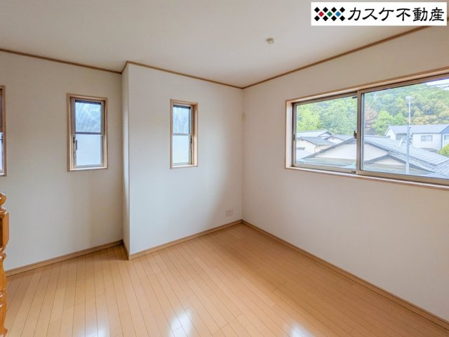 2階のゆとりあるフリースペースは、共働き世帯に嬉しいランドリースペースとしても最適。花粉や梅雨を気にせず、暮らしのオンオフを切り替えられる機能的な空間です。