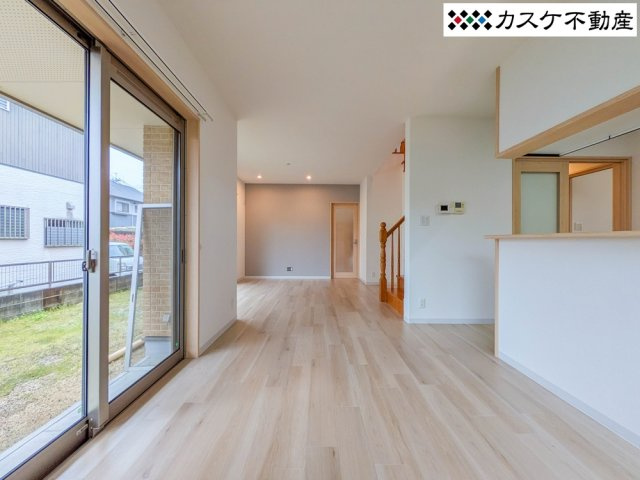 キッチンは対面式。リビングダイニングや横の和室まで目が届く安心感と、開放的な居住空間を実現。