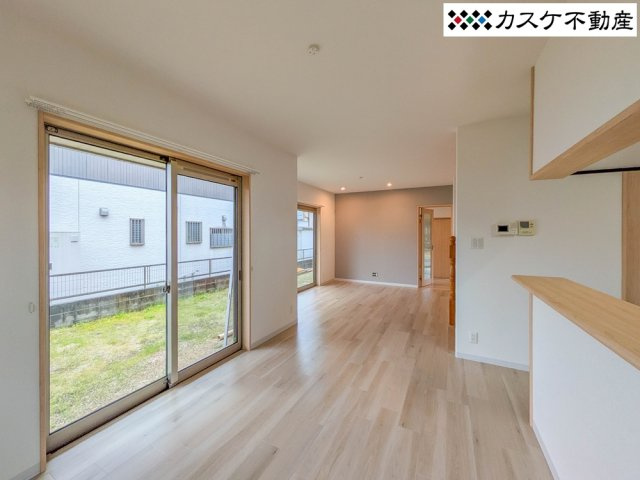 キッチンは対面式。リビングダイニングや横の和室まで目が届く安心感と、開放的な居住空間を実現。