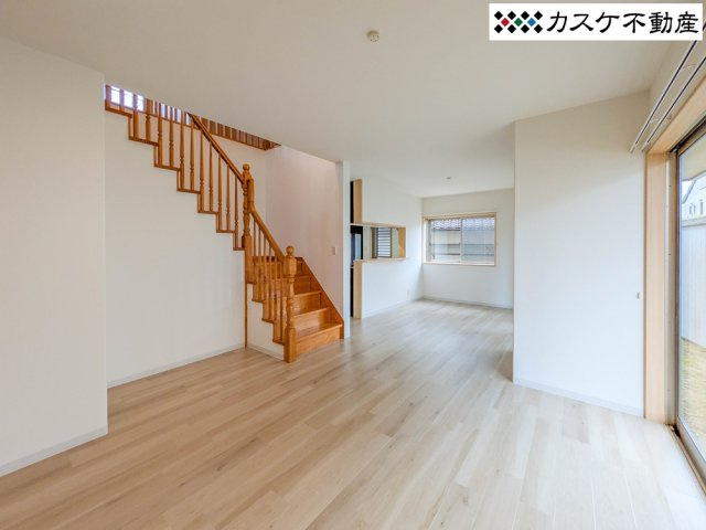 家族が自然と顔を合わせられるリビング階段。気づけば、リビングに集まることができ家族団らんの時間を過ごせます。