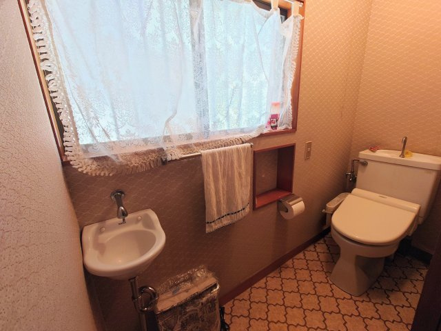 清潔感のあるシンプルなトイレ空間。