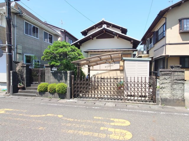 駐車スペースを備えた、趣ある和風住宅。