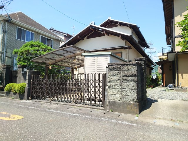 駐車スペースを備えた、趣ある和風住宅。