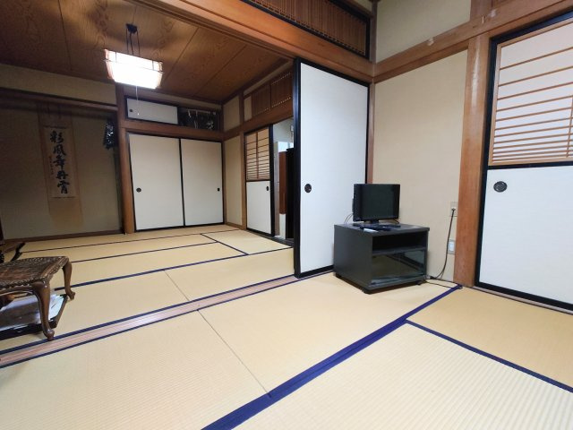 襖を開放すれば広々とした続き間として利用可能。