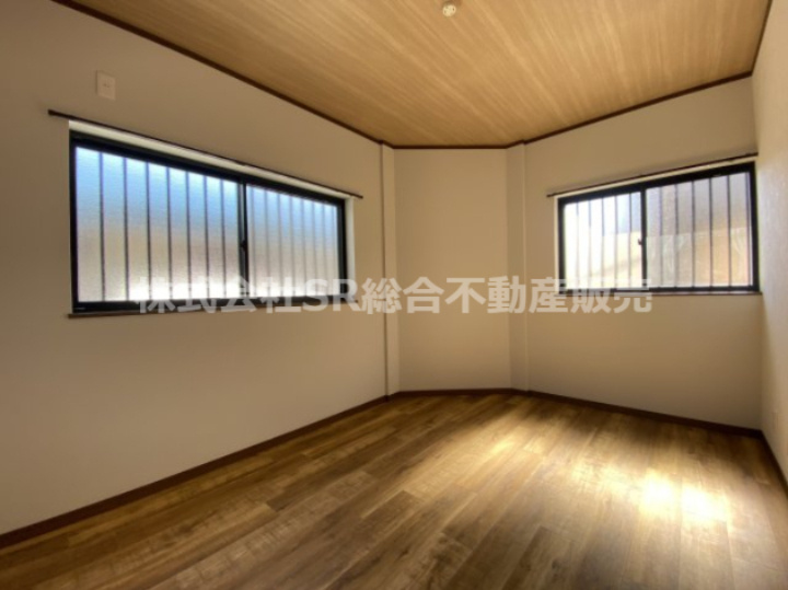 1F・洋室5.5帖。明るくてきれいな洋室です