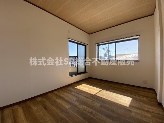 3F・東側洋室6帖。大きな窓から採光がたっぷり♪子供部屋にも使い勝手がいいです！