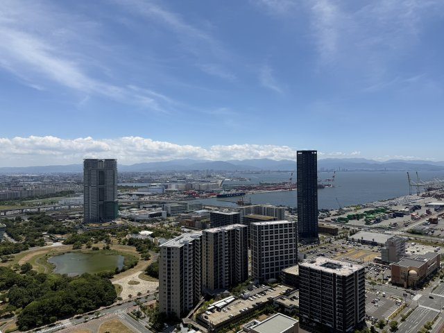青い空と海、福岡の街並みを一望できます。
