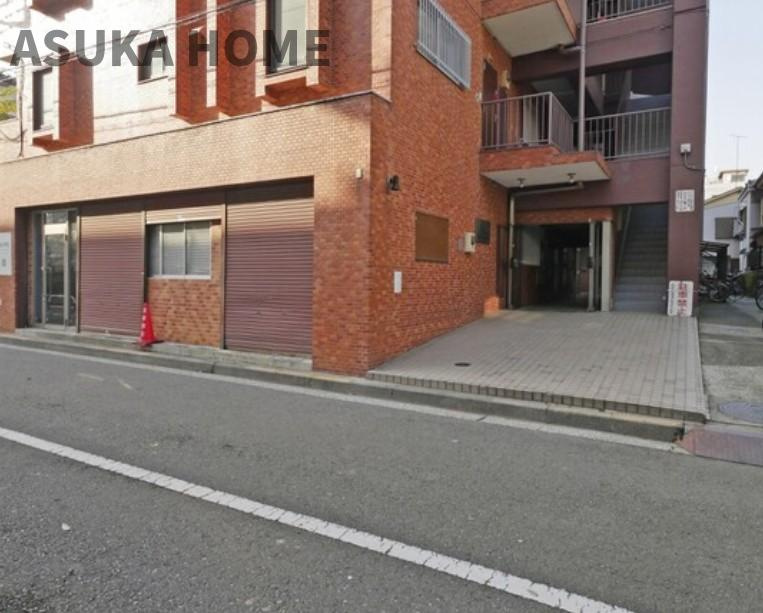 道路からエントランスまでの道も綺麗に整備されています♪