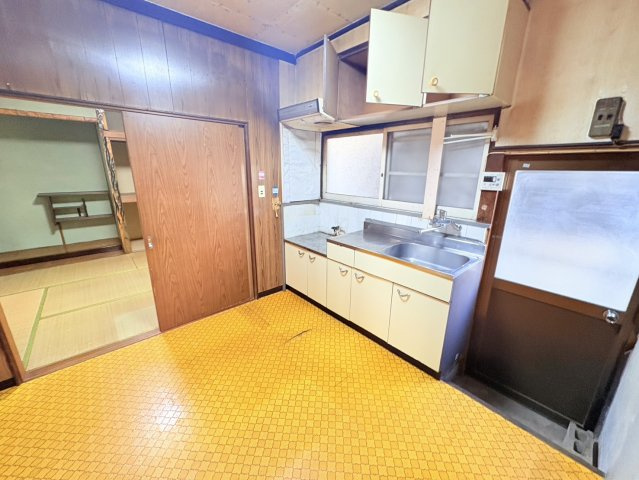 ダイニングキッチンは食事や家族団らんの場として使いやすい広さを確保。隣接する和室とつなげて利用すれば開放感のある空間としても活用できます。窓から光が入り明るい雰囲気で食事や家事を快適に行えます。　