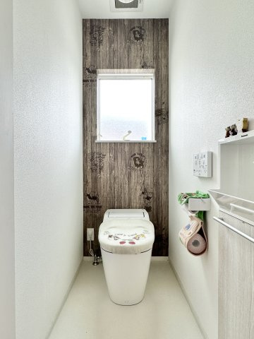 こちらは1Fのトイレです。背面の壁紙は、木目の中に「くまのプーさん」がいてカワイイですよ♪