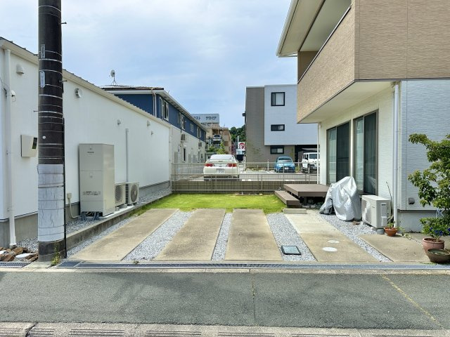 駐車場はコンクリート部分で2台分を確保！更に芝部分を変更すれば3台停めることも可能です！