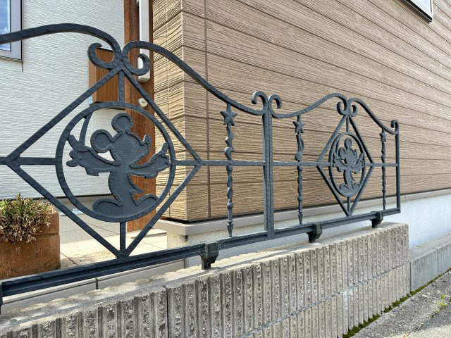 夢の国好きにはたまらない、ミッキーのアイアンフェンスを使用した外構となっております！