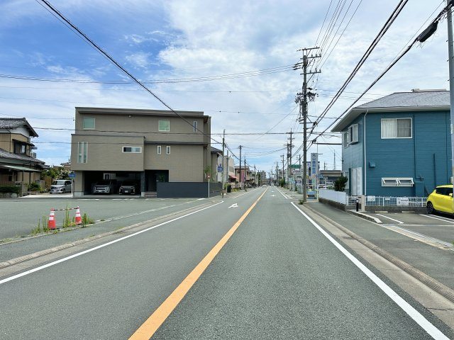 前面道路を北から南向きに撮影しました！