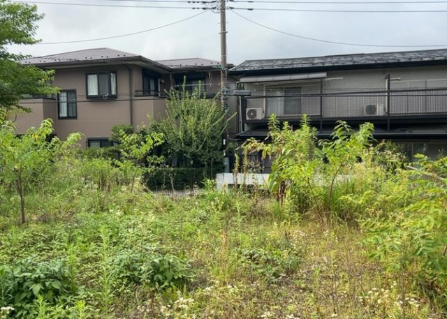 土地の形が極端に長細かったり、狭小地、あるいは道路との高低差がある傾斜地だった場合、後々売ろうとしても買い手がつかない場合もあります。後々、売却することになった時に価値の下がらない土地を選びましょう。