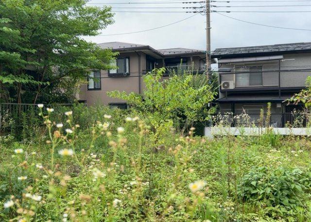 家を建てる場合、方位は要チェックです。現実的に日当たりのよい家ならばリビングは南側、建築基準法でも北側に当たる家への配慮は求められています。土地を見学に行く際は、方位磁針を持って行くようにしましょう。