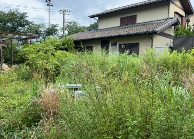 土地の前の道路に消火栓が設置されていることがあります。この場合、道路交通法第45条第1項により、駐車禁止の場所が指定されています。そのため、車庫などの駐車スペースをつくることができない場合があります。