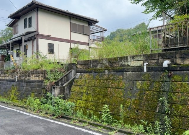 現地に行くなら、物件の周囲の地形がどうなっているかを見ることも大切です。周辺より低くなっている土地では、大雨などで水が集まりやすいため、地盤が弱くなっているということも考えられるため、注意が必要です。