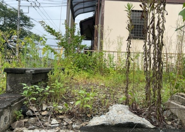 土地購入を検討されている場合、境界杭がない状態で購入してしまうと境界確定測量をする必要があり、費用がかかります。購入の前に、売主、隣土地所有者立ち合いのもと境界を確定し境界杭を設置するのがベストです。