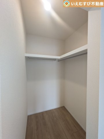 たっぷりの収納力を備えたウォークインクローゼット　たくさん収納できるので季節物やかさばるバッグなども片付きます♪