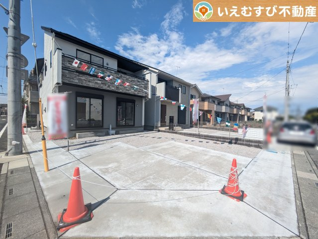 並列3台駐車可能なゆとりのカースペース　複数台車をお持ちでも、お友達が遊びに来てもゆとりの駐車スペース！