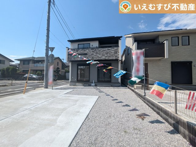 BBQや駐車スペースにも　お車が多い時には駐車スペースに、外遊びやBBQ、プールも楽しめそう♪