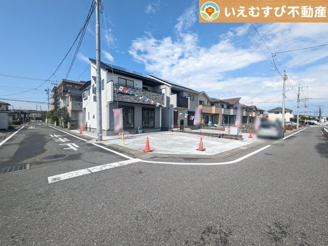 南西角地で開放的　ゆとりの広さの前面道路でお車の出し入れ楽々♪南西角地で日当り良好！