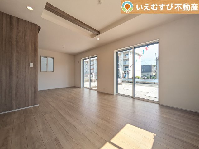 開放感と家族との距離感にこだわったＬＤＫ　開放的な折り上げ天井のリビングで家族みんなでくつろげそうですね♪